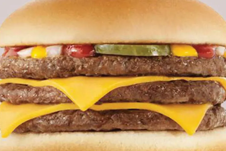 Novo Triplo Cheese Burguer: sanduíche é o mais recente lançamento para a plataforma “Pequenos Preços” (Divulgação)