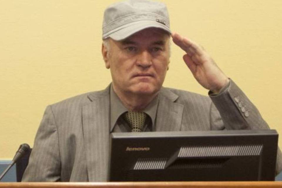 Mladic evita falar sobre sua culpa ou inocência em Tribunal