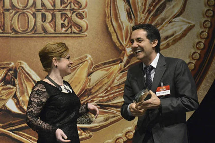 Cláudia Vassallo, diretora superintendente da Unidade EXAME, entrega o prêmio de Melhor Empresa dos 40 anos de Melhores e Maiores a João Castro Neves, presidente da Ambev (Flávio Santana)