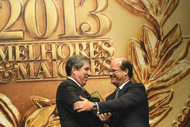 O presidente da Editora Abril, Fábio Barbosa, entrega prêmio de Melhor Empresa do Ano a Frederico Curado, presidente da Embraer (Flávio Santana)