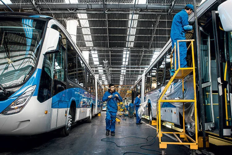 Linha de produção da Marcopolo: os grupos que dependem de maior liberação de crédito sofreram mais (Germano Luders/Exame)