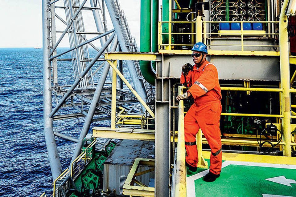 Petrobras tem lucro de R$ 370 mi no trimestre - queda de 30%