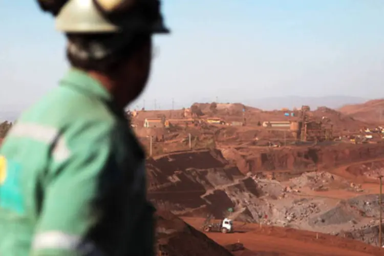 
	Trabalhador supervisiona as opera&ccedil;&otilde;es na mina de ferro Serra Azul da MMX: no terceiro trimestre, a produ&ccedil;&atilde;o foi de 1,4 milh&atilde;o de toneladas, queda de 13%
 (Rich Press/Bloomberg)