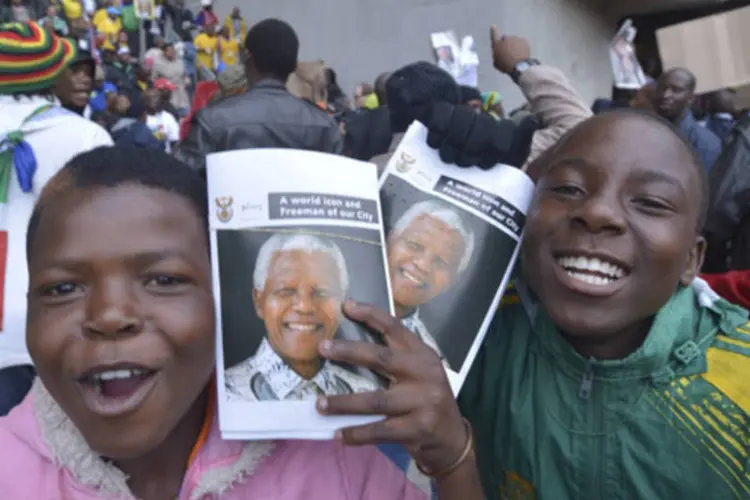 Milhares de pessoas ocupam o Estádio Soccer City em homenagem ao ex-presidente Nelson Mandela (Marcello Casal Jr/Agência Brasil)