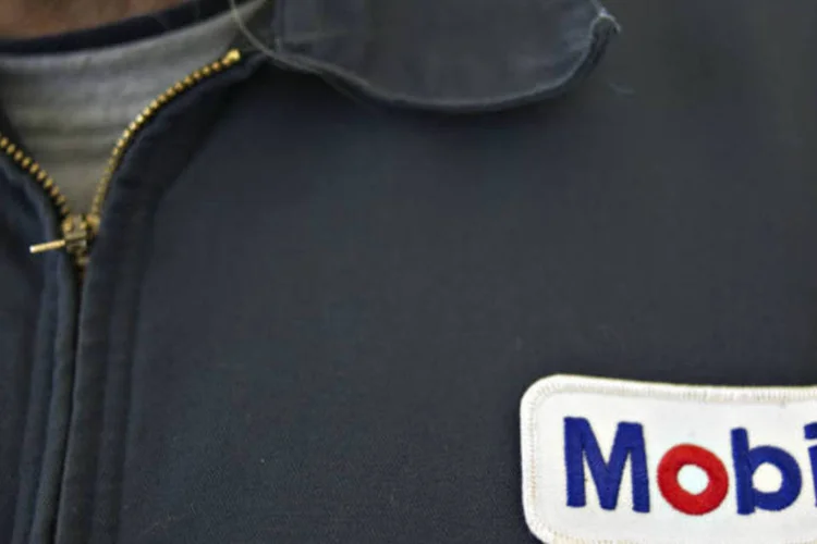 
	Logo da Mobil: a receita da companhia teve queda de 37% na mesma compara&ccedil;&atilde;o, para US$ 67,34 bilh&otilde;es
 (Daniel Acker/Bloomberg)