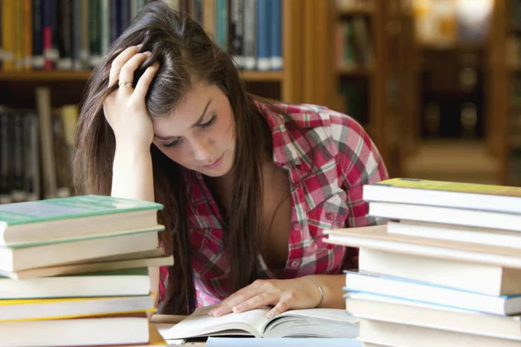 moça estudando (Thinkstock/Thinkstock)