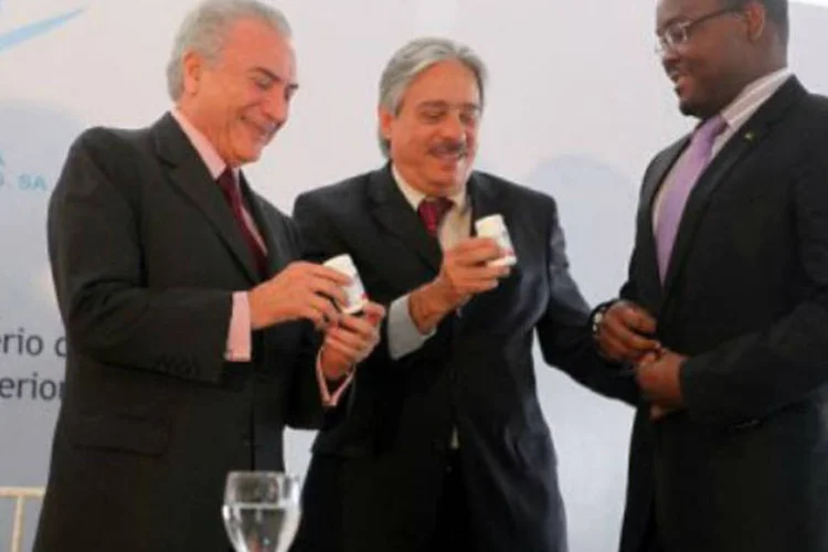 Temer e o diretor da Fiocruz, Paulo Gadelha, cumprimentam Armando Inroga, ministro da Indústria de Moçambique, em Maputo (Getty Images)