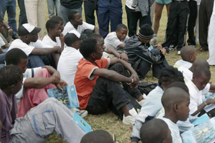 Moçambicanos na capital, Maputo: na semana passada, antigos combatentes da guerra civil ameaçaram protestar duramente contra a inflação (Getty Images)