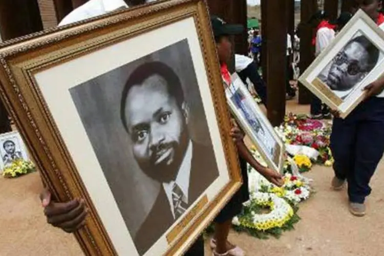 Homenagem dos sul-africano feita em 19 de outubro de 2006 ao presidente moçambicano Samora Machel, falecido queda de seu avião em 1986 na África do Sul (©afp.com / Alexander Joe)