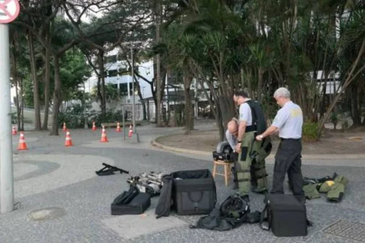 
	Mochila: o esquadr&atilde;o anti-bombas da Pol&iacute;cia Federal foi chamado e militares da Marinha bloquearam um per&iacute;metro de aproximadamente 100 metros
 (Vladimir Platonow/Agência Brasil)