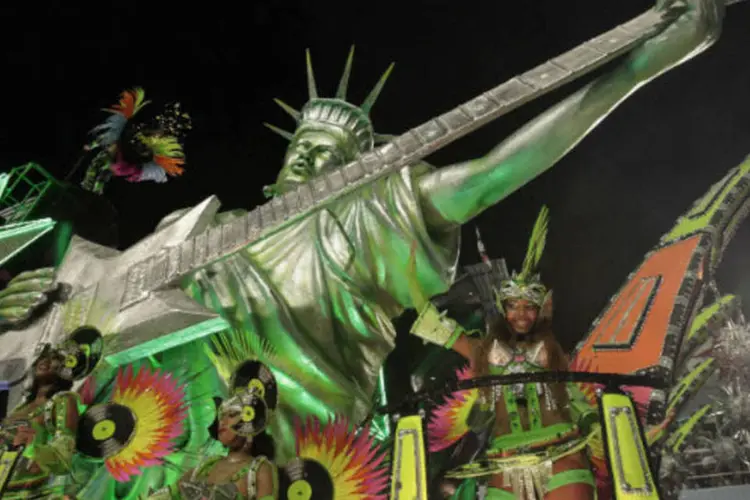 Carro alegórico da Mocidade Independente de Padre Miguel, que teve enredo sobre rock no desfile deste ano do carnaval do Rio de Janeiro (REUTERS/Sergio Moraes)