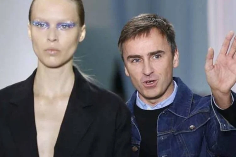 
	O estilista belga Raf Simons se apresenta ao p&uacute;blico ap&oacute;s o desfile da cole&ccedil;&atilde;o da Dior em 28 de setembro em Paris: a&nbsp;mudan&ccedil;a pode acontecer involuntariamente
 (AFP/ Francois Guillot)