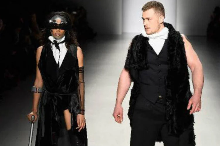 
	Moledos mostram cria&ccedil;&atilde;o de Antonio Urzi durante a Semana de Moda de Mil&atilde;o: al&eacute;m de cores e da beleza, o objetivo &eacute; trabalhar a diversidade e a imperfei&ccedil;&atilde;o na moda
 (AFP/ Frazer Harrison)