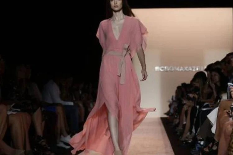 Modelo desfila coleção da BCBG Max Azria em 4 de setembro de 2014, em Nova York (Joshua Lott/AFP)