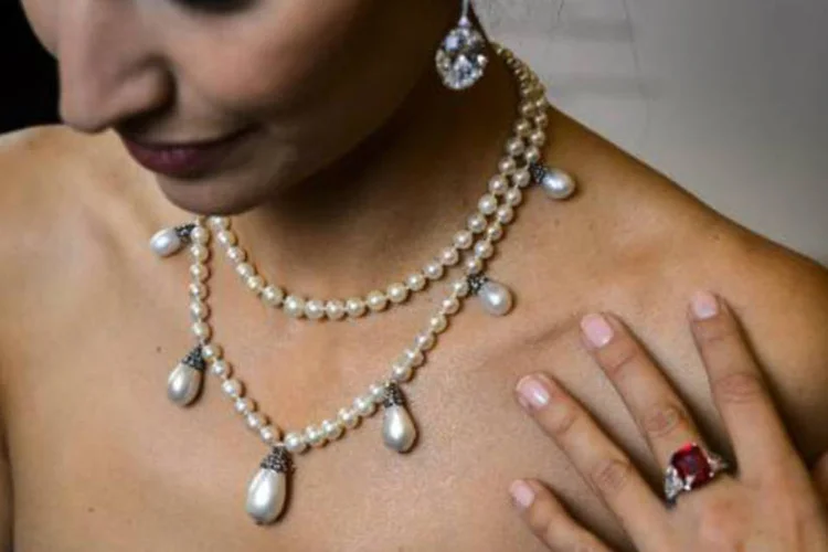 Modelo exibe o colar de pérolas que pertenceu à rainha da Suécia Josefina de Beauharnais (1807-1876) (Fabrice Coffrini/AFP)