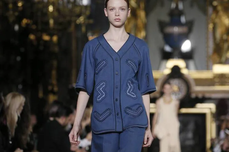 Modelo exibe criação da desenhista britânica Stella McCartney na Semana da Moda de Paris (Gonzalo Fuentes/Reuters)