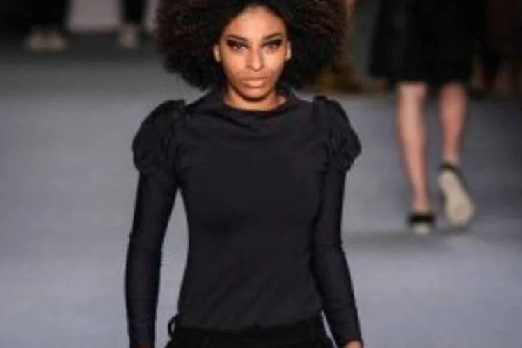 Modelo desfila criação da marca OEstudio na Semana de Moda do Rio de Janeiro: muitos modelos se queixam que só são chamados quando o tema dos desfiles é "étnico" (©null / null)