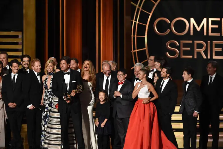 Modern Family: o criador da série, Steven Levitan, com os atores da premiada série Modern Family, que venceu na categoria melhor série de comédia no Emmy 2014

 (Getty Images/Kevin Winter)