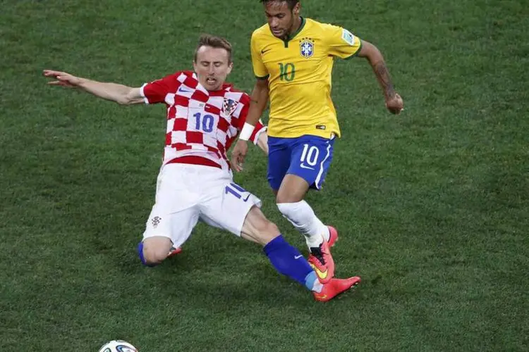 O meia croata Luka Modric (E) disputa bola com o atacante brasileiro Neymar (Paulo Whitaker/Reuters)