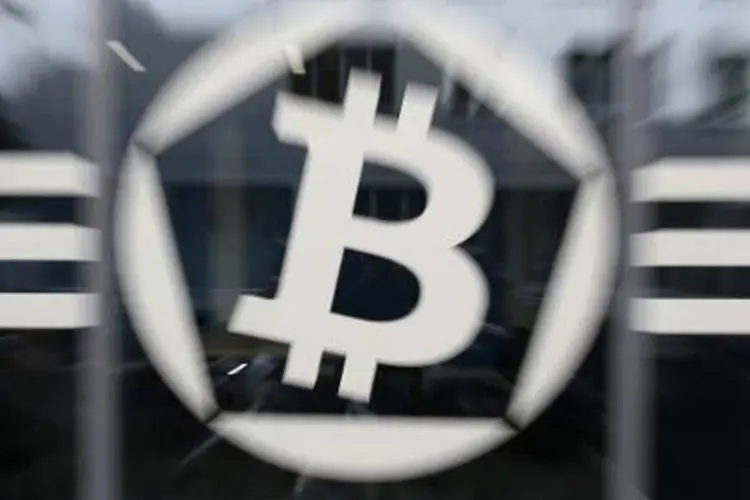 Símbolo da moeda virtual bitcoin (Stephane de Sakutin/AFP)