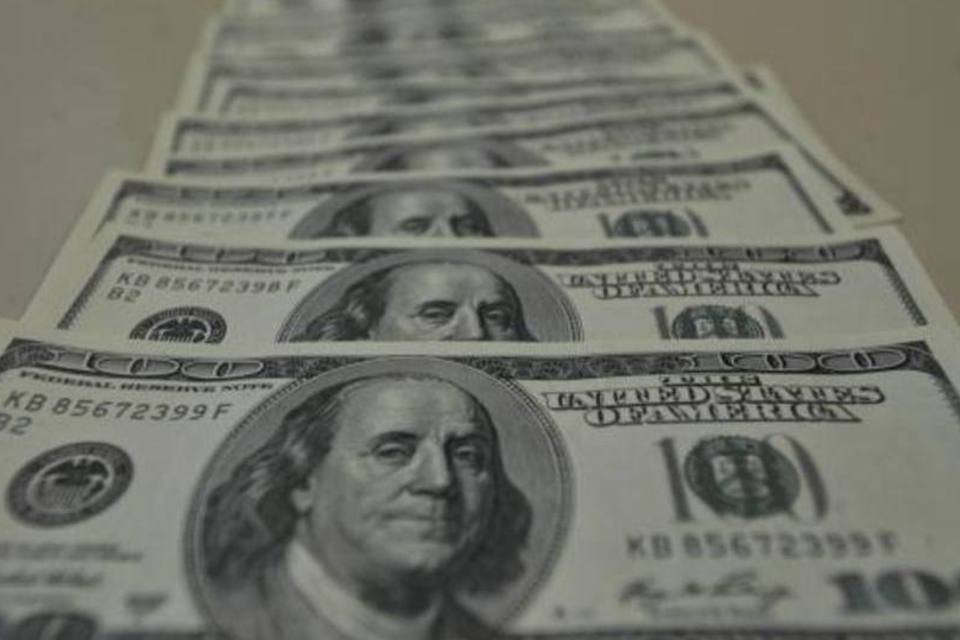 Dólar passa a subir a R$2,70 e investidores testam máximas