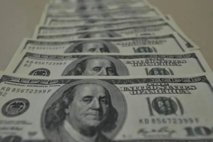 
	Notas de d&oacute;lar: a moeda americana registrou alta de 1,49% ontem e foi cotada a R$ 2,6510
 (Arquivo/Agência Brasil)