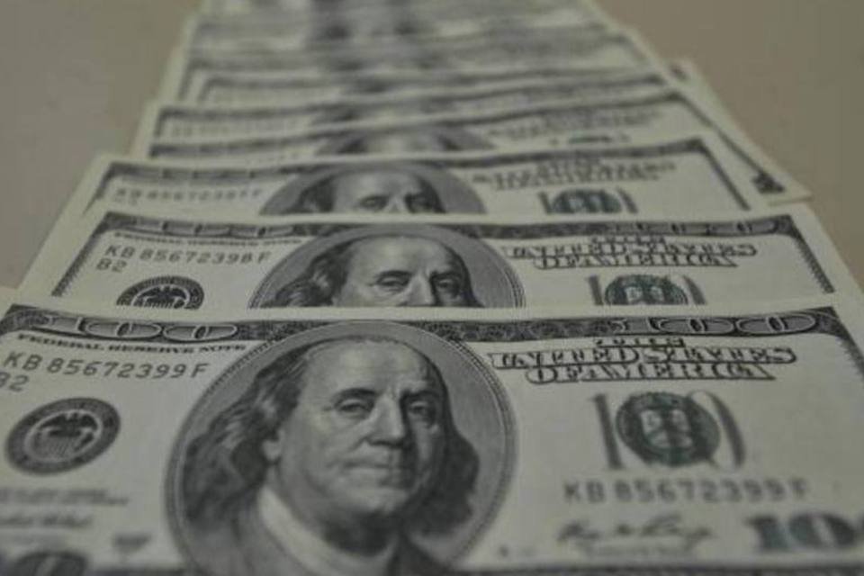 Dólar abre em forte alta ainda sob efeito de crise política