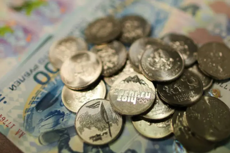 
	Moedas e notas de Rublo: a moeda russa perdeu cerca de um ter&ccedil;o do seu valor em rela&ccedil;&atilde;o ao d&oacute;lar desde o in&iacute;cio do ano passado
 (Andrey Rudakov/Bloomberg)