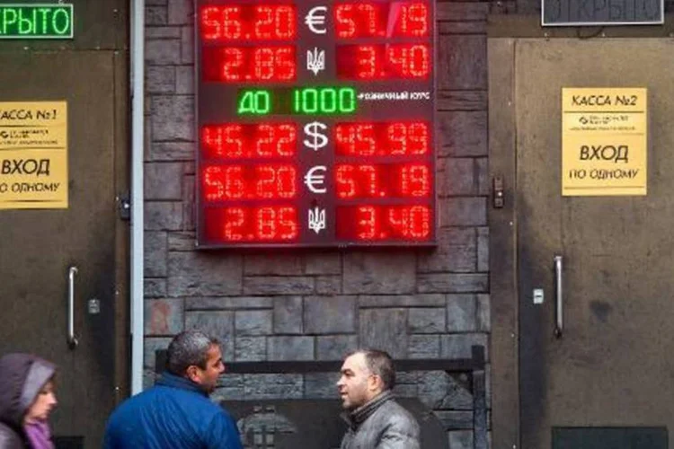 Painel exibe a cotação das moedas em Moscou: moeda russa perdeu cerca de um quarto de seu valor em novembro (Dmitry Serebryakov/AFP)