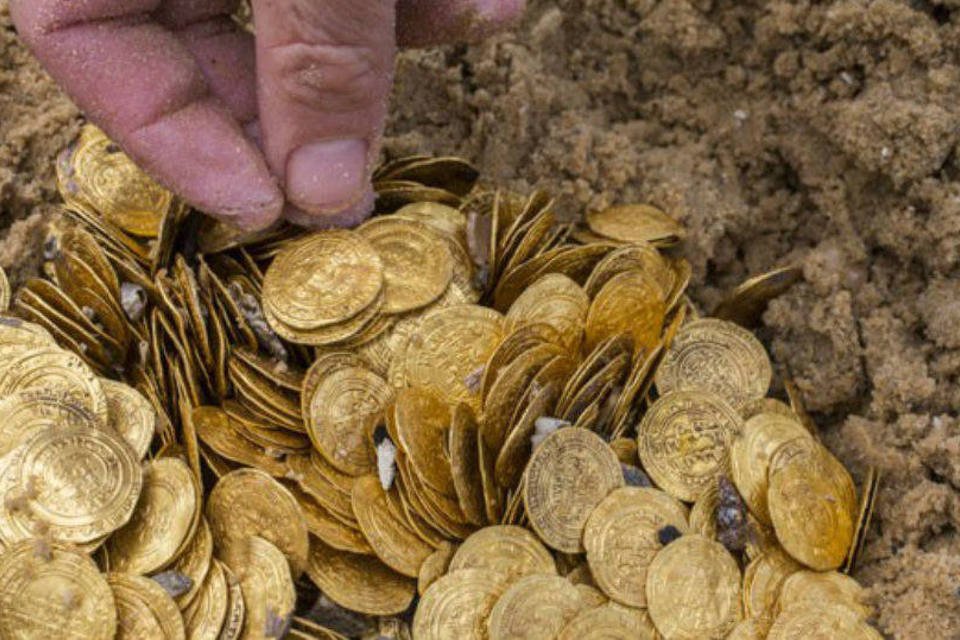 Tesouro: moedas encontradas em Israel. A mais antiga foi cunhada em Palermo (Sicília) na segunda metade do século IX, enquanto a mais nova é do ano1036 (AFP/ Jack Guez)