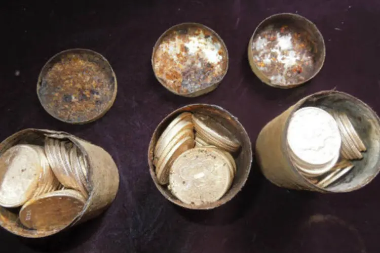 Latas de metal com moedas de ouro, encontradas por um casal na Califórnia: casal chegou a um total de oito caixas com mais de 1.400 moedas de ouro (Kagins, Inc/Handout via Reuters)