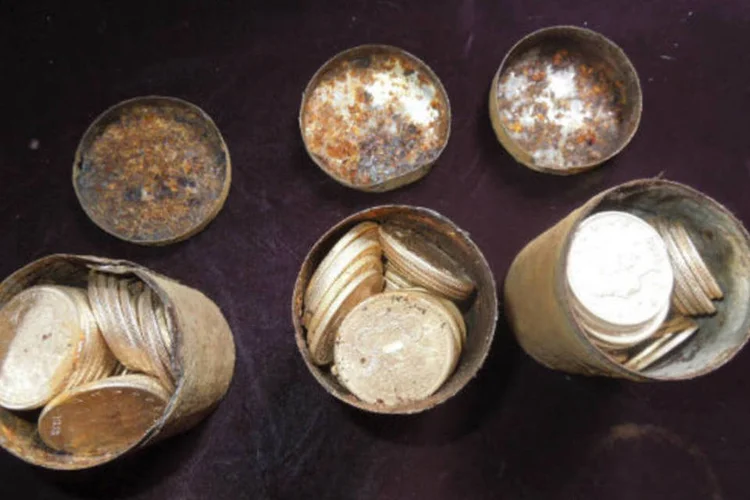 Latas de metal com moedas de ouro, encontradas por um casal na Califórnia: casal chegou a um total de oito caixas com mais de 1.400 moedas de ouro (Kagins, Inc/Handout via Reuters)