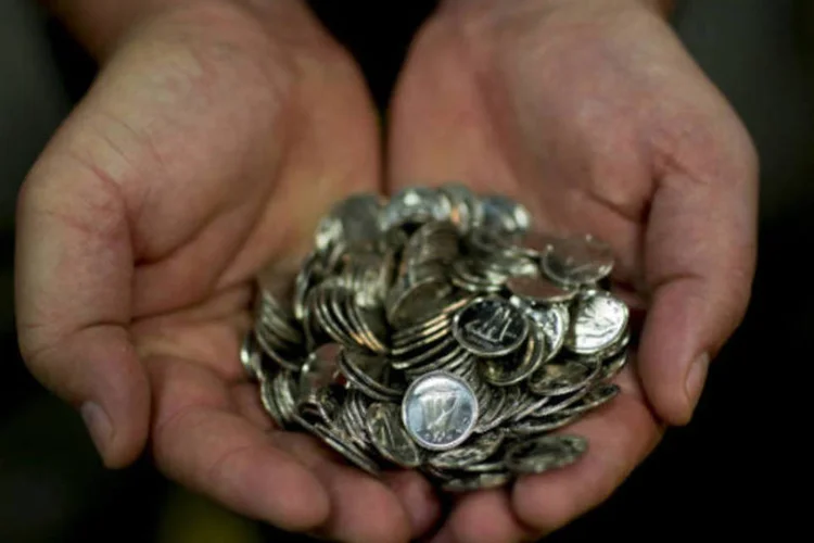 
	A corrida para evitar uma fuga de capital e estabilizar a taxa de c&acirc;mbio foi deflagrada ap&oacute;s o Fed indicar que poder&aacute; come&ccedil;ar a reduzir os est&iacute;mulos monet&aacute;rios injetados na economia dos EUA
 (Brent Lewin/Bloomberg)