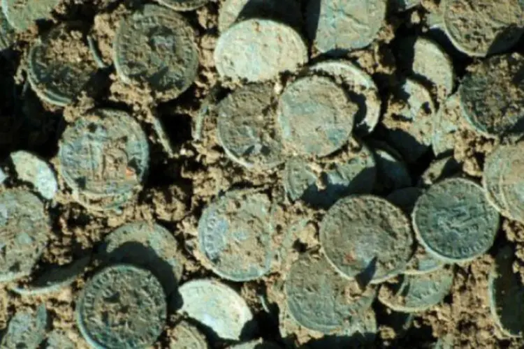 Moedas de bronze encontradas na região de Toulouse, na França (AFP)