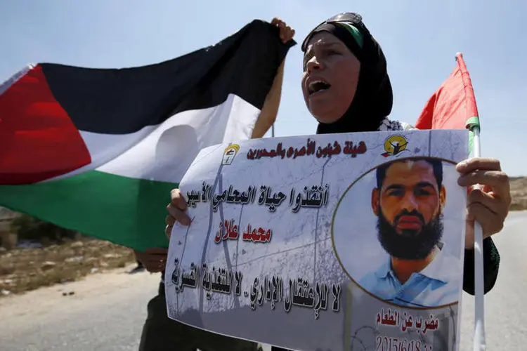 
	Mulher protesta pela liberta&ccedil;&atilde;o de Mohamed Allan: acusado de pertencer &agrave; Jihad Isl&acirc;mica em Israel, o preso iniciou uma greve de fome em 18 de junho
 (Reuters/ Mohamad Torokman)
