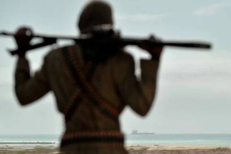 Mohamed Garfanji, um dos principais chefes da pirataria da Somália, em dunas de areia da cidade costeira de Hobyo (Roberto Schmidt/AFP)