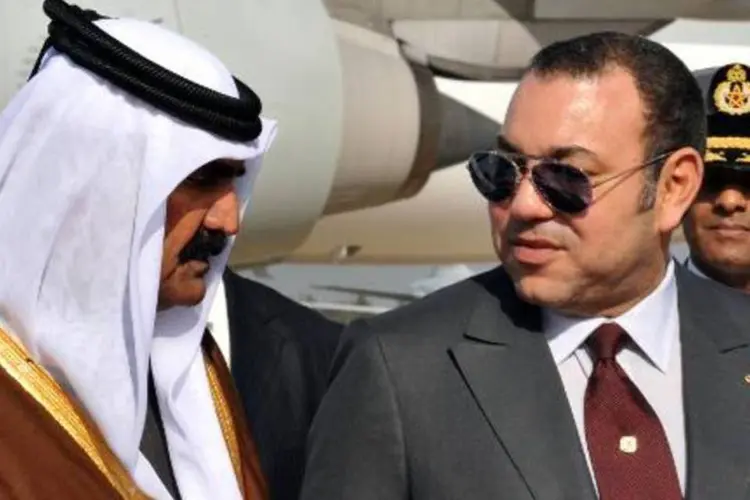 O rei Mohamed VI do Marrocos (d) com o xeque do Catar Hamad bin Khalifa Al-Thani, no aeroporto de Rabat (Abdelhak Senna/AFP)
