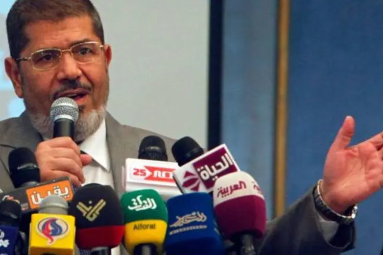 
	Mohammed Mursi fez esse gesto para contemplar grupos revolucion&aacute;rios que exigiram a liberta&ccedil;&atilde;o dos presos pol&iacute;ticos.
 (Asmaa Waguih/Reuters)