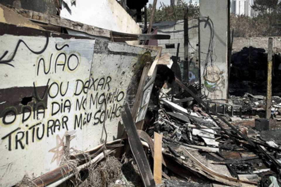 Moradores da Favela do Moinho protestam no centro de SP