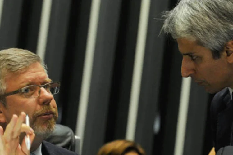 
	Deputado Alessandro Molon (d): para ele, a preocupa&ccedil;&atilde;o dos provedores de conex&atilde;o n&atilde;o deveria ser comercial, mas de melhorar a presta&ccedil;&atilde;o de servi&ccedil;o
 (Valter Campanato/ABr)