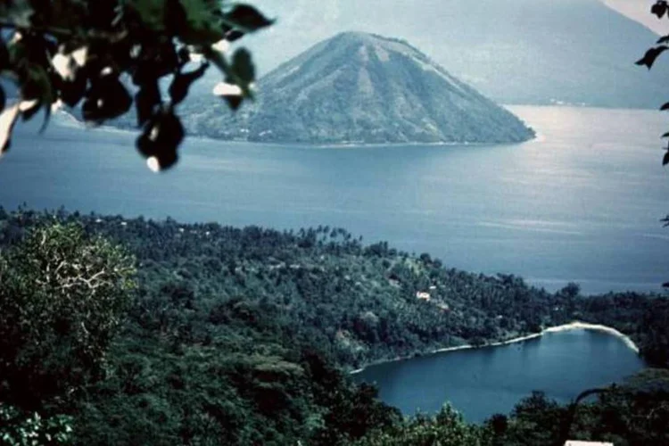 
	Ilhas Molucas: &quot;n&atilde;o &eacute; esperado um tsunami com potencial destrutivo no Pac&iacute;fico&quot;, disse o Centro de Alerta de Tsunami do Pac&iacute;fico
 (Jack Lockwood/Wikimedia Commons)