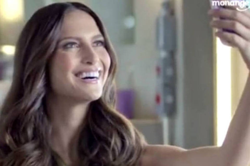Monange faz comercial com selfies e likes