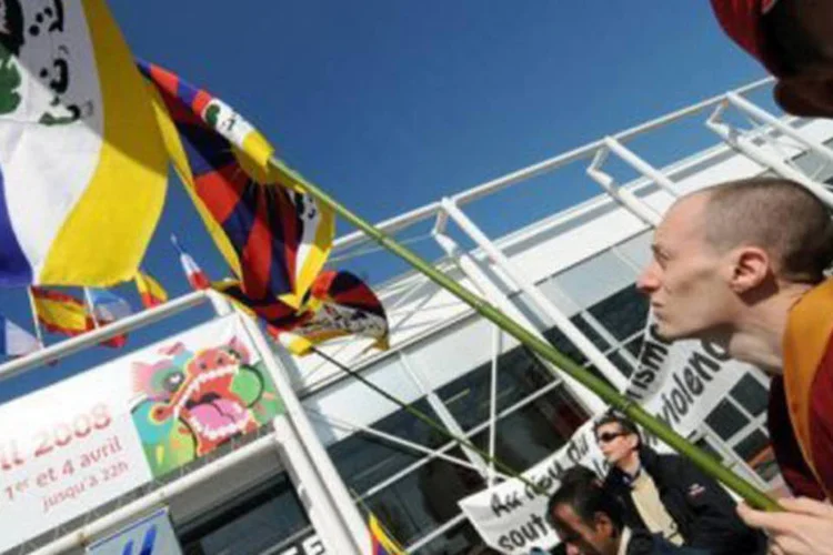 
	Monge budista protesta no monast&eacute;rio de Nalanda contra a viol&ecirc;ncia no Tibet em 2008: ainda n&atilde;o s&atilde;o conhecidos os motivos da a&ccedil;&atilde;o
 (Pascal Pavani/AFP)