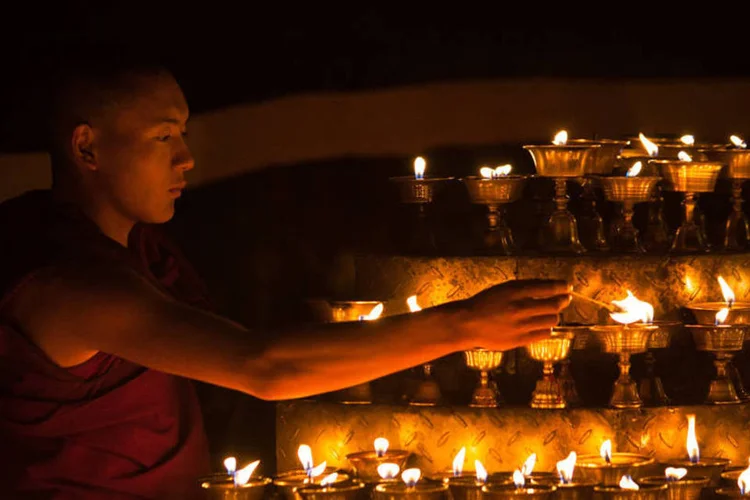 Monge tibetano: um monge levou um tiro no braço depois que a polícia usou gás lacrimogêneo e abriu fogo num confronto com os manifestantes (Stringer/Reuters)