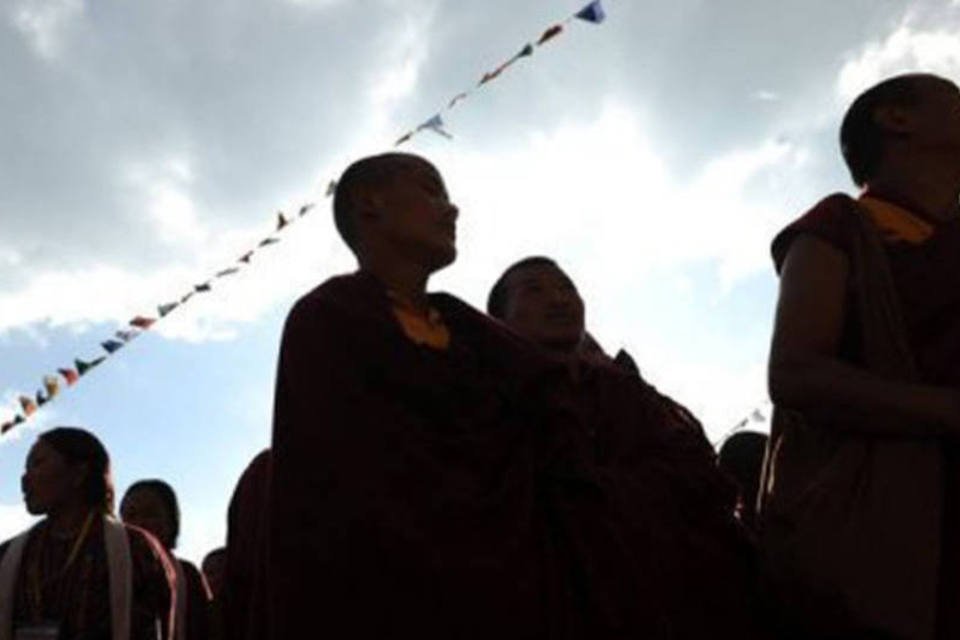 Dois monges tibetanos ateiam fogo ao corpo na China