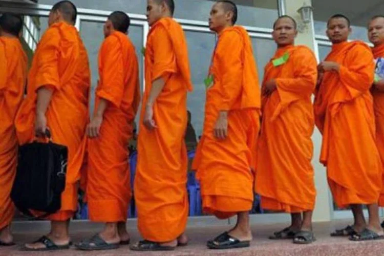Monges budistas fazem fila para assistir ao julgamento (Tang Chhin Sothy/AFP)