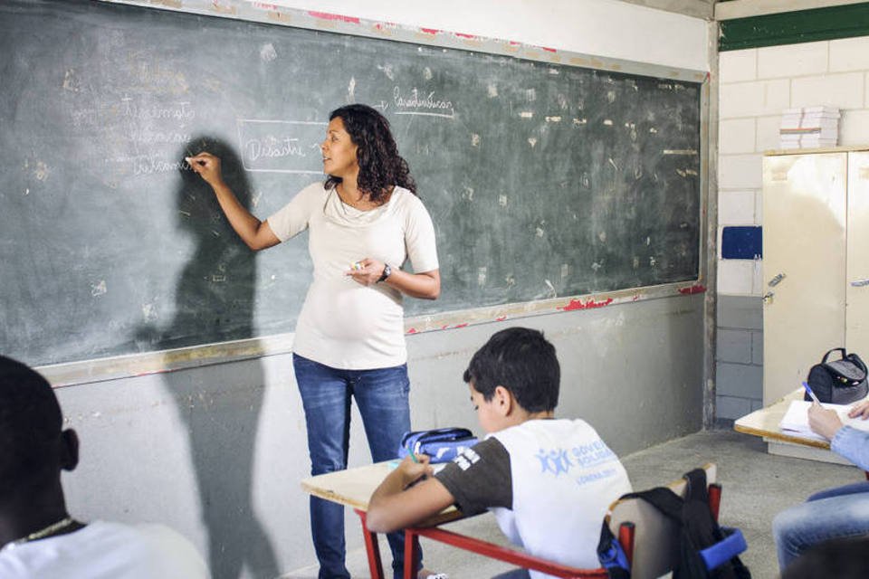 PM prende professor e jornalista em protesto pela educação