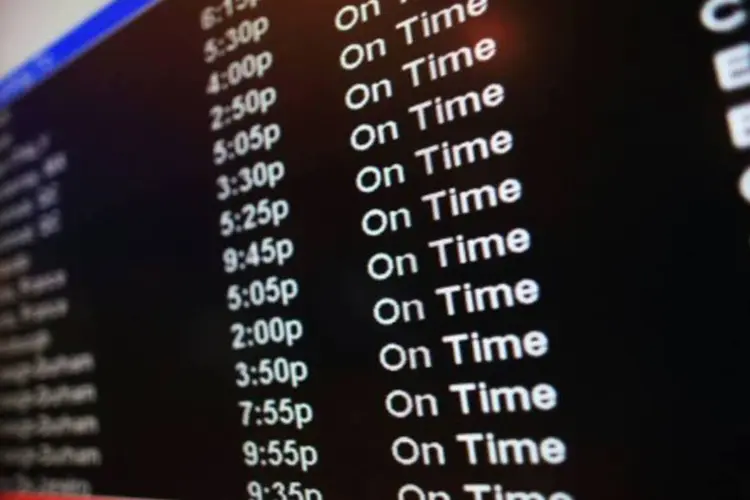 Um monitor mostra informações de voos no aeroporto JFK, em Nova York (Spencer Platt/AFP)
