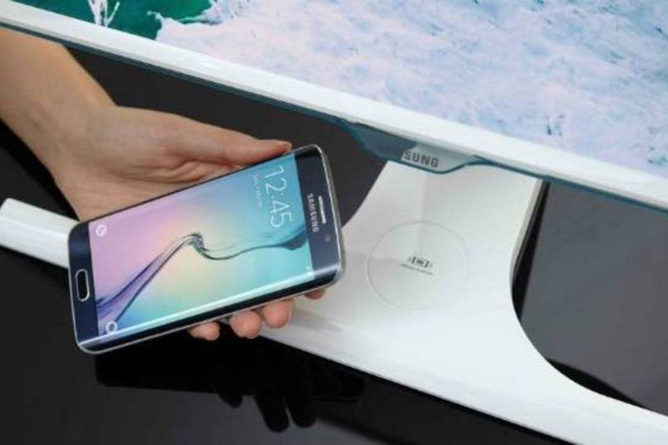 Monitor da Samsung vai carregar smartphones sem fio