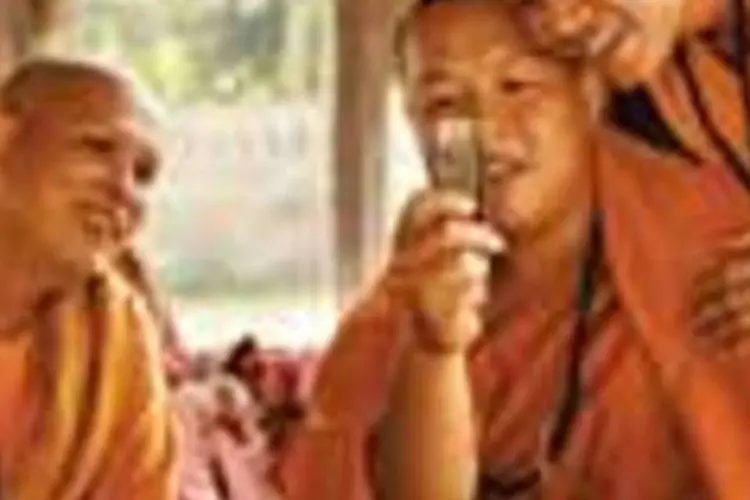 Monges se divertem com um celular: mercado cresce em todo o mundo (--- [])
